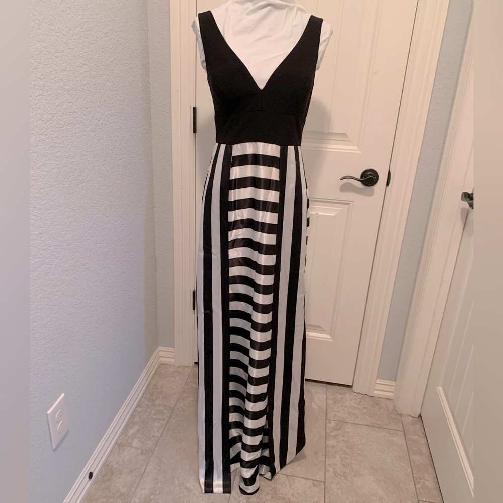 Betsy & Adam Long Formal Black/White Dress Size 8